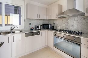 Regal & Modern 2BR With Study in Downtown Dubai - Sleeps 5!
