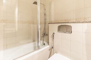 Flashy & Vibrant 1BR Apartment in Dubai Marina!