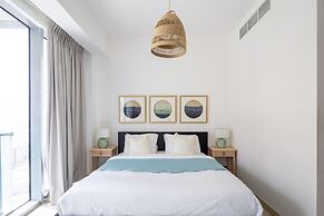 Modish & Vibrant 3BR Apartment in Marina