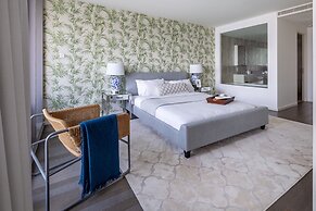 Superb And Modern 1BR on a Premier Waterfront Location!