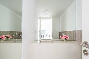Superb And Modern 1BR on a Premier Waterfront Location!