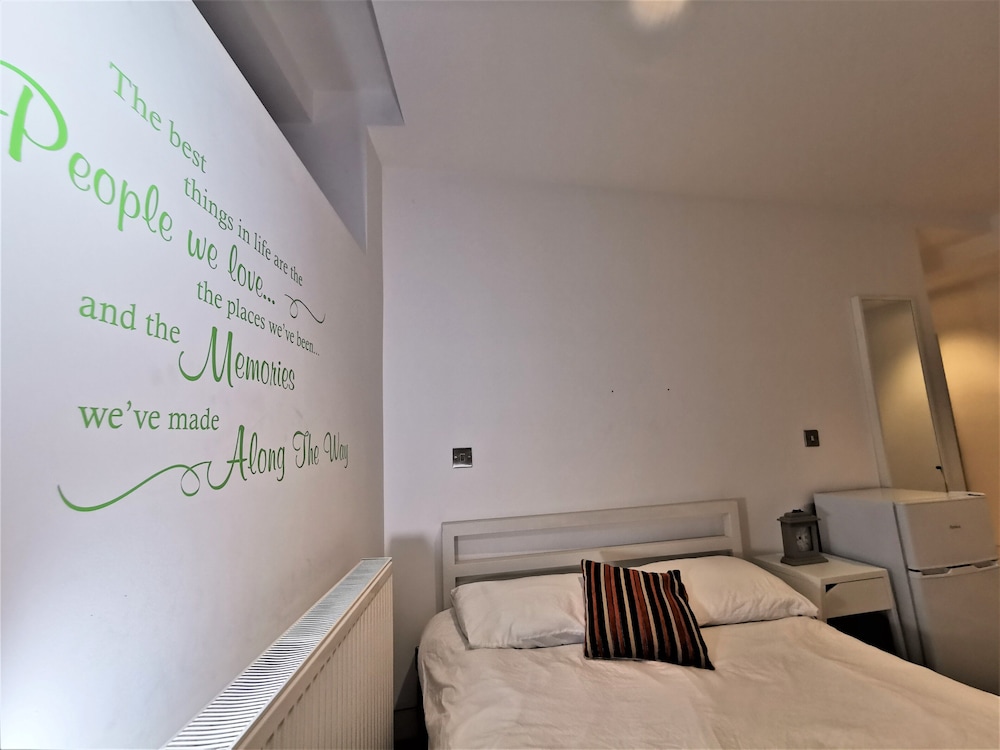 Spacious Double Room with en-suite - 1b