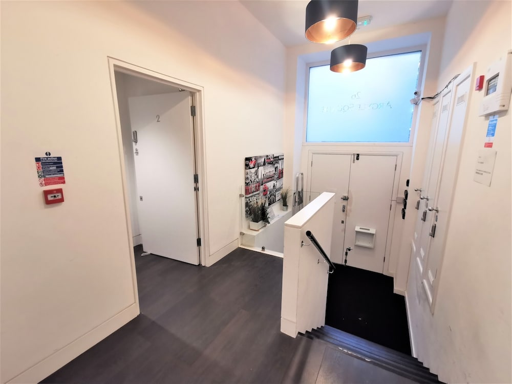 Spacious Double Room with en-suite - 1b