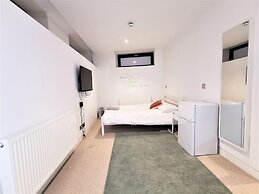Spacious Double Room with en-suite - 1b
