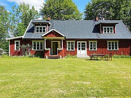 Secluded Greenery Retreat-by Traum