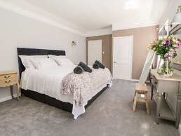 Culdrose Manor