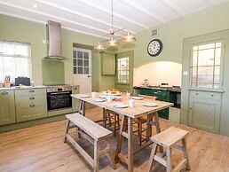 Culdrose Manor