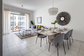 Chic and Stunning 2BR With Dubai Marina Views!