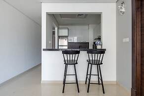 Artistically Decorated 1BR Apartment In Marina