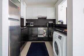 Artistically Decorated 1BR Apartment In Marina