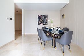 Lavish 3BR With Study in Downtown Dubai
