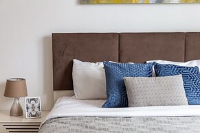 Light and Modern Studio in Jlt! Sleeps 3!