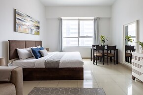 Light and Modern Studio in Jlt! Sleeps 3!