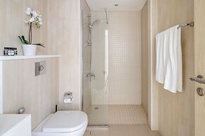Grand 2BR w/ a Full Sea View & Direct Beach Access