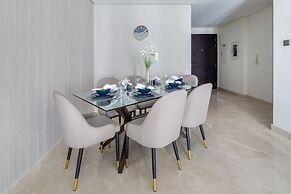 Luxuriously Elegant 2BR Apartment in Downtown Dubai