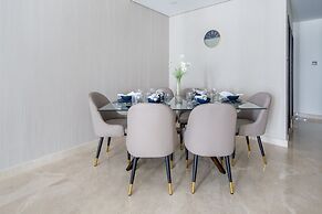 Luxuriously Elegant 2BR Apartment in Downtown Dubai