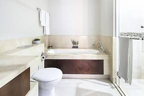 Light + Beautiful 1BR in Amazing Downtown Dubai!