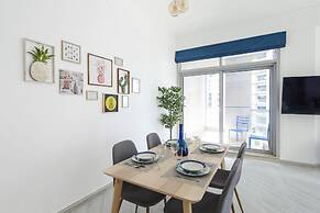 Modern + Light 2BR in Dubai Marina w/ Sea Views!