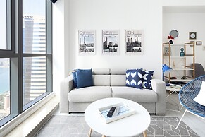Modern + Light 2BR in Dubai Marina w/ Sea Views!