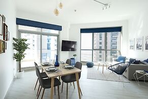 Modern + Light 2BR in Dubai Marina w/ Sea Views!