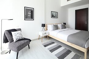 Modern + Light 2BR in Dubai Marina w/ Sea Views!