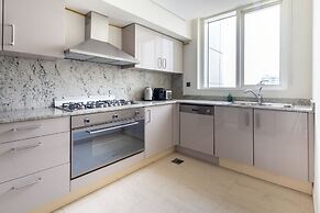 Pristine 2BR Apartment in Downtown Dubai - Sleeps 5!