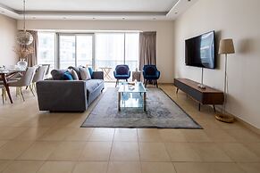 Magnificent Marina Views in This Elegant 3br!
