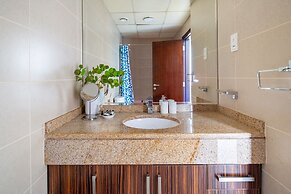 Stylish Studio Apartment in JLT With Lake Views!