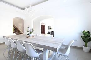 Spectacular Al Wasl Villa - With Private Pool