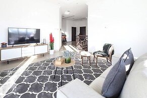 Spectacular Al Wasl Villa - With Private Pool