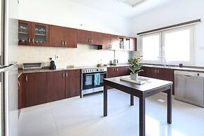 Spectacular Al Wasl Villa - With Private Pool