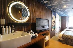 J hotel