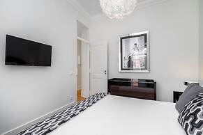 Prime Location Design Family Apartment