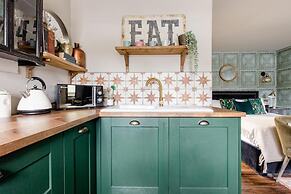 1 Bed Studio Sleeps 2 -patio -garden -dogs Ok