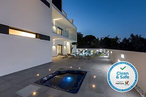 Luxury 47 - Deluxe Villa
