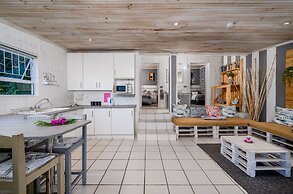 302 On Old Seaview Road - Stargazer Cottage