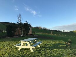 Shepherds Hut-hot tub Hire, dog Friendly