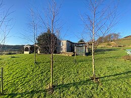 Shepherds Hut-hot tub Hire, dog Friendly