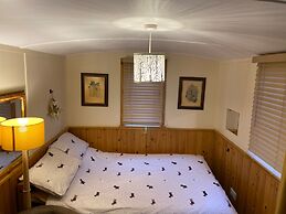 Shepherds Hut-hot tub Hire, dog Friendly