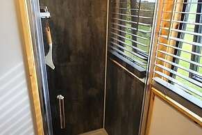 Shepherds Hut-hot tub Hire, dog Friendly