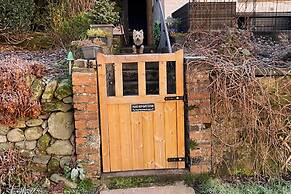 Shepherds Hut-hot tub Hire, dog Friendly