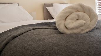 Open plan 2 Bedroom Apartment