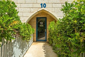 MAMAD - Deluxe 2BD Jaffa Dreams W Pool & Parking