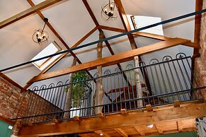 2-bed 18th Century Barn - Sleeps 6 - Pet Friendly