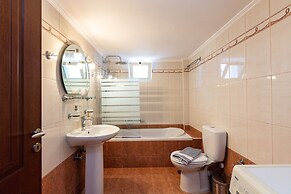 Helena's Aparthotel