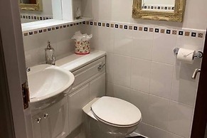 1 Bed House - Central, Free Parking, Wifi