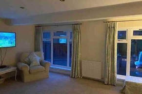 1 Bed House - Central, Free Parking, Wifi