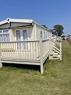 Stunning 3-bed Caravan in Clacton-on-sea