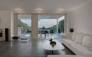 Luxurious Beachfront Villa Maira