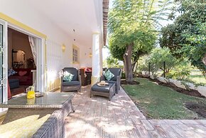 Immaculate 3-bed Villa in Guia Private Pool